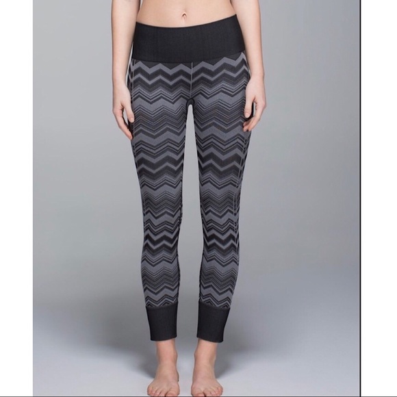 Lululemon Ebb To Street Black Chevron Yoga Pants 6 - Picture 1 of 7